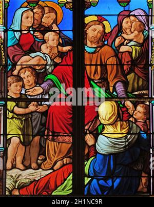 Gesù benedice i bambini, le finestre di vetro macchiate in San Eugenio - Saint Cecilia Chiesa, Parigi, Francia Foto Stock