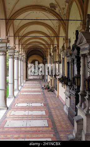 Architettura monumentale del Cimitero Mirogoj portici a Zagabria in Croazia Foto Stock