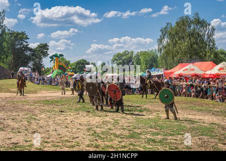 Cedynia, Polonia, giugno 2019 Esercito dei guerrieri che si prepara ad attaccare forte con folla di spettatori in background. Rievocazione storica della Battaglia di Cedyn Foto Stock