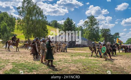 Cedynia, Polonia, giugno 2019 due formazioni militari con cavalieri e guerrieri che si preparano per una lotta. Rievocazione storica della Battaglia di Cedynia b Foto Stock