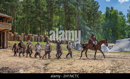 Cedynia, Polonia, giugno 2019 Chieftain sul cavallo che conduce i suoi guerrieri o esercito alla guerra. Rievocazione storica della battaglia di Cedynia tra la Polonia e Foto Stock