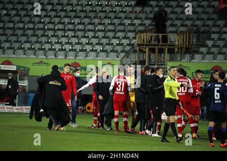 Schlussjubel: Trainer Christian Streich (Friburgo) hatte nach dem 4:1 Sieg im letzten Heimspiel des Jahres allen Grund zum Lachen und Jubeln, 1. FB Foto Stock