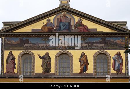 Mosaico di Gesù Cristo Maestro, Santi Pietro e Paolo e profeti Isaia, Geremia, Ezechiele e Daniele, Basilica di San Paolo fuori le mura, Foto Stock