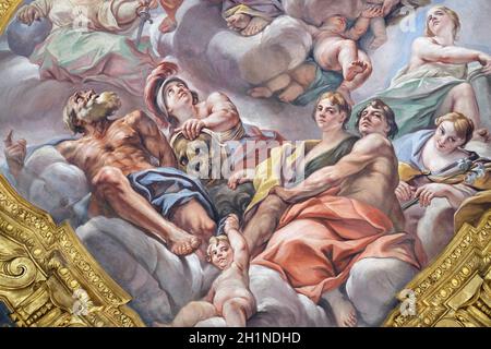 Affresco della virtù sulla piccola cupola della navata laterale nella Basilica dei Santi Ambrogio e Carlo al Corso, Roma, Italia Foto Stock