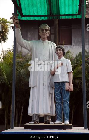 Monumento al gesuita croato Ante missionaria Gabric davanti alla Chiesa cattolica in Kumrokhali, West Bengal, India Foto Stock