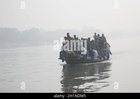 Foschia mattutina sul santissimo di fiumi in India. Delta del Gange in Sundarbans, West Bengal, India. Foto Stock