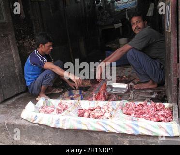 Strade di Kolkata. Macellaio e la sua stalla dove l'igiene è molto povera. Foto Stock