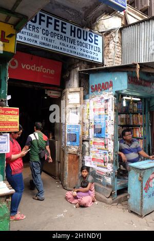 Gli studenti possono consultare i libri al College Street Book Market di Kolkata, India Foto Stock