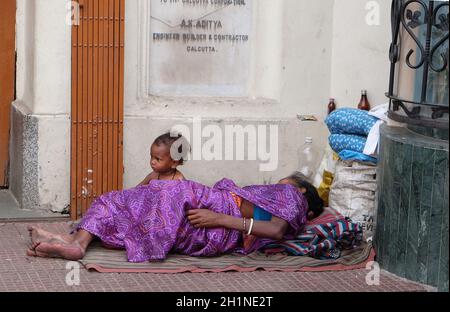 Mendicanti di fronte a Nirmal, Hriday, Casa dei Destituti malati e morenti, istituita dalla Madre Teresa e gestita dalle Missionarie della Carità in Foto Stock