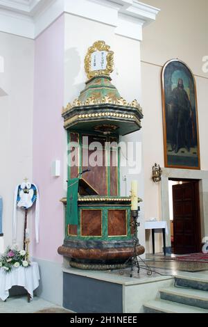 Pulpito nella chiesa parrocchiale di San Leopoldo Mandico a Orehovica, Croazia Foto Stock