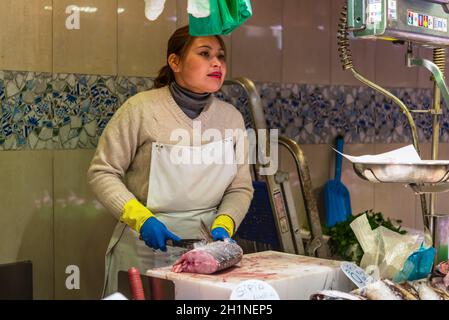 Barcellona, Spagna - 5 Dicembre 2016: il fornitore vende pesce e frutti di mare sulla Santa Catarina Mercato, situato nel quartiere di Sant Pere e è l'o Foto Stock