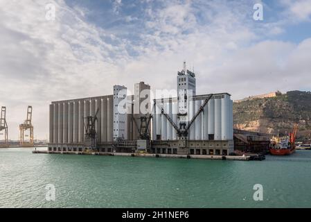 Barcellona, Spagna - 5 dicembre 2016: Vista dei silos di grano Ergrande a Barcellona, Spagna. Molti silos di trasporto concreto nel porto di Barcellona. Foto Stock