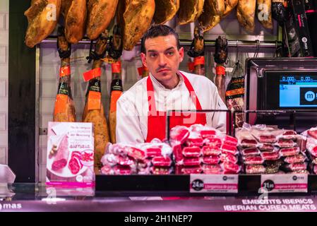 Barcellona, Spagna - 5 Dicembre 2016: Prodotti a base di carne in vendita in Santa Catarina Mercato della Città di Barcellona, in Catalogna, Spagna. Foto Stock