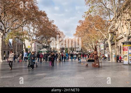 Barcellona, Spagna - 5 Dicembre 2016: la gente a piedi da presso la famosa Rambla street a Barcellona, Spagna. La Rambla si trova nel centro di Barcellona, betw Foto Stock