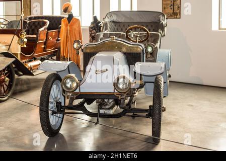 Malaga, Spagna - 7 Dicembre 2016: Vintage Antique 1908 Charron Francia auto visualizzato a Malaga Automobile Museum (Museo Automovilistico de Malaga) in S Foto Stock