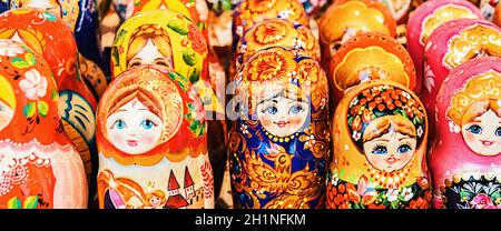 Coloratissime bambole russe da Nesting Matreshka al mercato. Le bambole Matrioshka Babushka Nesting sono i souvenir più popolari della Russia Foto Stock