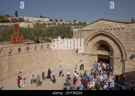 Gerusalemme, Israele - 23 ottobre 2017: Persone che entrano nella Chiesa del Sepolcro di Santa Maria, conosciuta come Tomba della Vergine Maria, santuario sul Monte d'Oliva Foto Stock