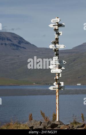 Il cartello di posizione sulla riva della città di Eskifjordur nella regione orientale dell'Islanda. Foto Stock