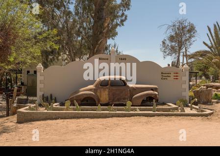 Vecchia auto nell'oasi di Goanikontes, Namibia Foto Stock