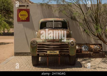 Vecchia auto nell'oasi di Goanikontes, Namibia Foto Stock