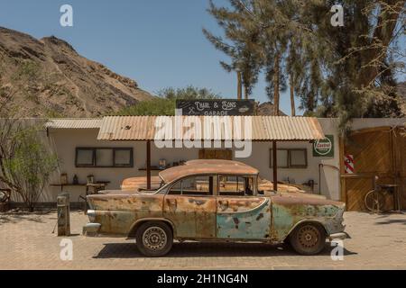 Vecchia auto nell'oasi di Goanikontes, Namibia Foto Stock