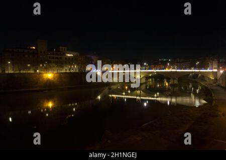 Scena notturna di Roma, fiume Tevere con città sullo sfondo. Punto di riferimento italiano Foto Stock