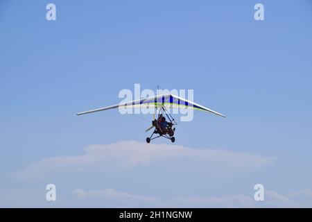 Russia, Veselovka - 6 Settembre 2016: Trike, volare nel cielo con due persone. Intrattenimento estremo i viaggiatori Foto Stock