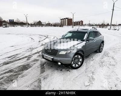 Mosca, Russia - 24 gennaio 2019: Auto infiniti QX70, foto invernali della vettura durante la guida attraverso le nevicate. Foto Stock