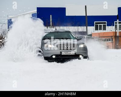 Mosca, Russia - 24 gennaio 2019: Auto infiniti QX70, foto invernali della vettura durante la guida attraverso le nevicate. Foto Stock