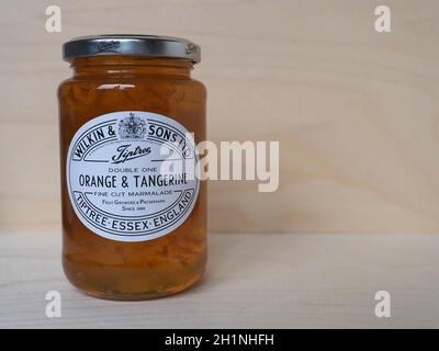 TIPTREE, UK - CIRCA DICEMBRE 2020: Barattolo di Wilkin e figli marmellata di arance e tangerine a taglio fine Foto Stock