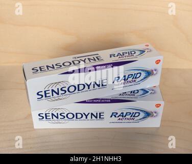 MILANO, ITALIA - CIRCA DICEMBRE 2020: Pacchetto di dentifricio Sensodyne Foto Stock
