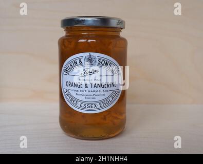 TIPTREE, UK - CIRCA DICEMBRE 2020: Barattolo di Wilkin e figli marmellata di arance e tangerine a taglio fine Foto Stock