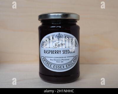 TIPTREE, UK - CIRCA DICEMBRE 2020: Barattolo di Wilkin e figli lampone senza semi conserve Foto Stock