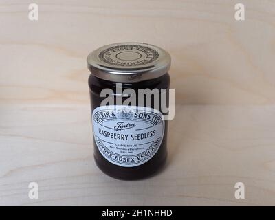 TIPTREE, UK - CIRCA DICEMBRE 2020: Barattolo di Wilkin e figli lampone senza semi conserve Foto Stock