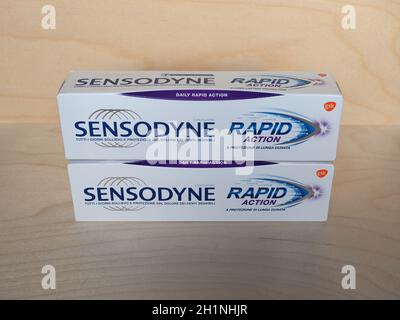 MILANO, ITALIA - CIRCA DICEMBRE 2020: Pacchetto di dentifricio Sensodyne Foto Stock