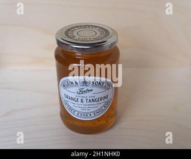 TIPTREE, UK - CIRCA DICEMBRE 2020: Barattolo di Wilkin e figli marmellata di arance e tangerine a taglio fine Foto Stock