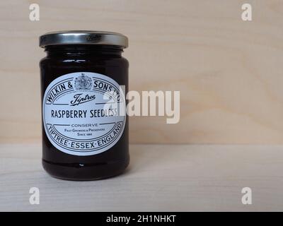 TIPTREE, UK - CIRCA DICEMBRE 2020: Barattolo di Wilkin e figli lampone senza semi conserve Foto Stock