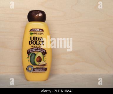 PARIGI, FRANCIA - CIRCA DICEMBRE 2020: Bottiglia di avocado Garnier e shampoo shea Foto Stock