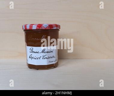 PARIGI, FRANCIA - CIRCA DICEMBRE 2020: Vaso di Bonne Maman conserve albicocca Foto Stock