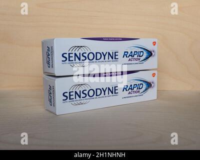 MILANO, ITALIA - CIRCA DICEMBRE 2020: Pacchetto di dentifricio Sensodyne Foto Stock