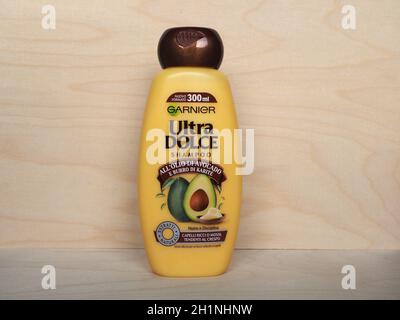 PARIGI, FRANCIA - CIRCA DICEMBRE 2020: Bottiglia di avocado Garnier e shampoo shea Foto Stock