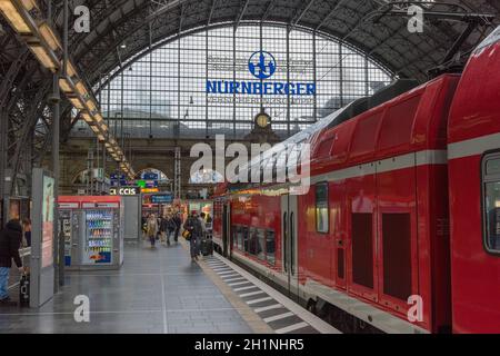 Treni e passeggeri non identificati nella stazione centrale di Francoforte sul meno, Germania Foto Stock