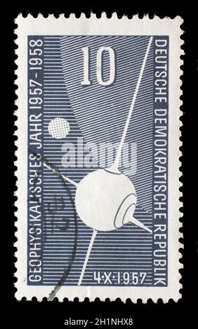 Timbro rilasciato in Germania - Repubblica Democratica (DDR) mostra un satellite artificiale Sputnik I, parte della terra, luna, l anno la geofisica, 1957 circa. Foto Stock