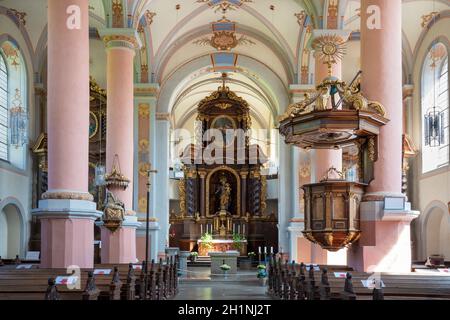 BEILSTEIN, GERMANIA - 21 GIUGNO 2020: Vista attraverso la navata principale della chiesa carmelitana San Josef il 21 giugno 2020 a Beilstein, Mosella, Germania Foto Stock