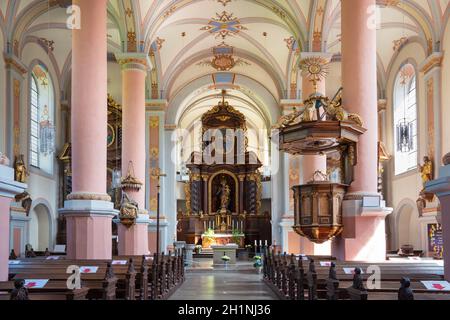 BEILSTEIN, GERMANIA - 21 GIUGNO 2020: Vista attraverso la navata principale della chiesa carmelitana San Josef il 21 giugno 2020 a Beilstein, Mosella, Germania Foto Stock