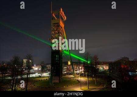 CASTROP-RAUXEL, GERMANIA - 5 dicembre 2020: Vecchia sede della buca di Erin, punto di riferimento della metropoli di Ruhr Castrop-Rauxel contro il cielo di sera il 5 dicembre 2 Foto Stock