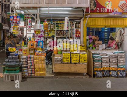 I venditori vendono diversi tipi di prodotti nel mercato centrale di la Vega a Santiago, Cile Foto Stock