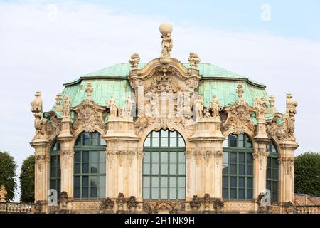 Dresda, Germania - 23 settembre 2020 : Palazzo Zwinger barocco del XVIII secolo, ornamenti decorativi sulla facciata del Padiglione del Muro Foto Stock