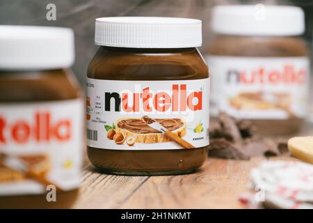 AACHEN, GERMANIA - 07 GENNAIO 2021: Vaso di Nutella, il famoso marchio di una diffusione di cacao alle nocciole zuccherato, introdotto sul mercato nel 1964 da Itali Foto Stock