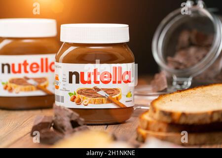 AACHEN, GERMANIA - 07 GENNAIO 2021: Vaso di Nutella, il famoso marchio di una diffusione di cacao alle nocciole zuccherato, introdotto sul mercato nel 1964 da Itali Foto Stock